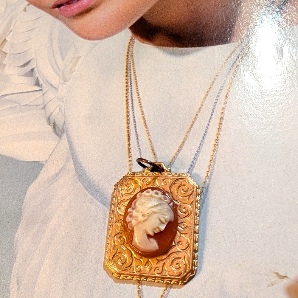 Antique Carved Shell Cameo Pendant - Picture 4 of 8